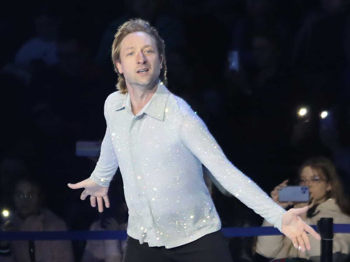 Женщины в экстазе: Плющенко случайно обнажился во время выступления (видео)