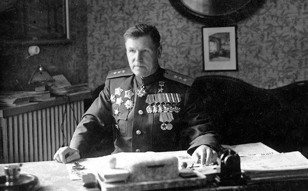 В официальной биографии военачальник Горбатов был женат лишь один раз и имел в этом браке дочь, а она - одного сына