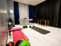 Индивидуальные залы для занятий с тренером в Душевые кабины в Anvil Fitness Club Moscow