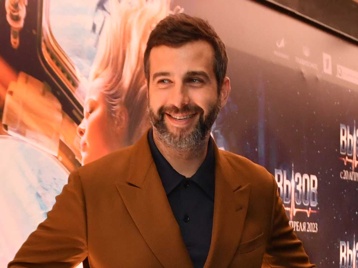 Грозится вернуться и все никак: чем живет Иван Ургант без российского телевидения