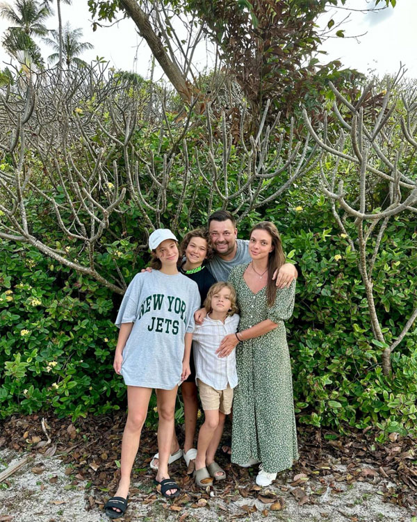 Жуков и Бурд с наследниками: Никой, Энджелом и маленьким Мироном