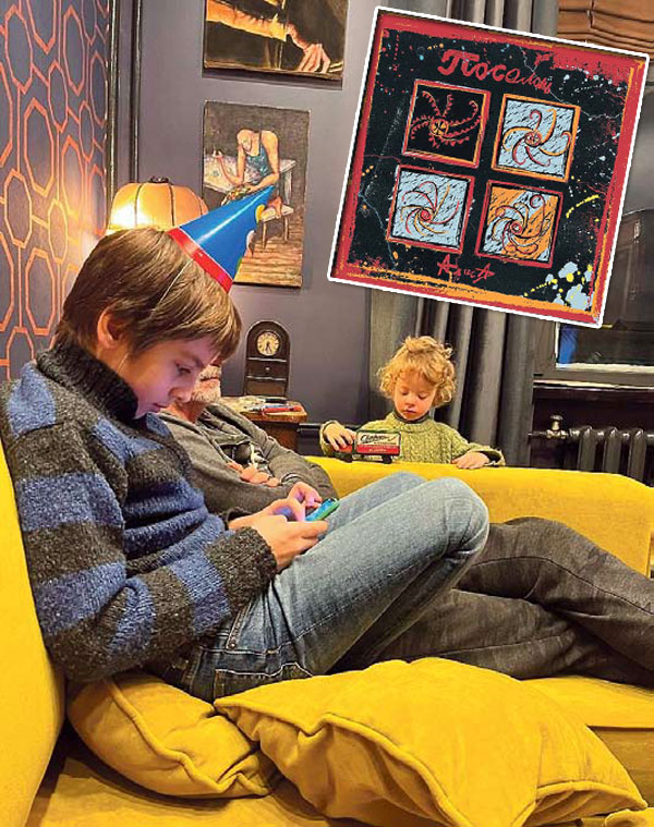 Внуки музыканта Тихон (на заднем плане) и Лука, чьи рисунки помещены на обложку альбома «Алисы» «Посолонь»