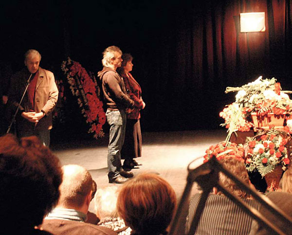 Кинчев (в центре) на гражданской панихиде по тестю - актеру Локтеву, погибшему в автокатастрофе в 66 лет, в 2006-м. Слева, у микрофона - актер Евгений Стеблов