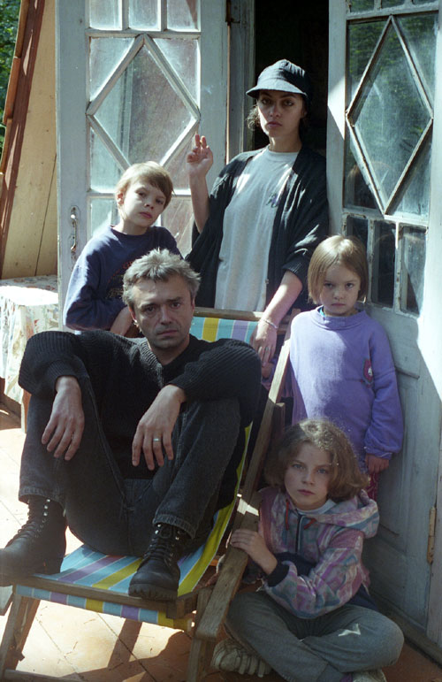 Константин с женой Александрой и детьми: Евгением, Марией и Верой (середина 1990-х)