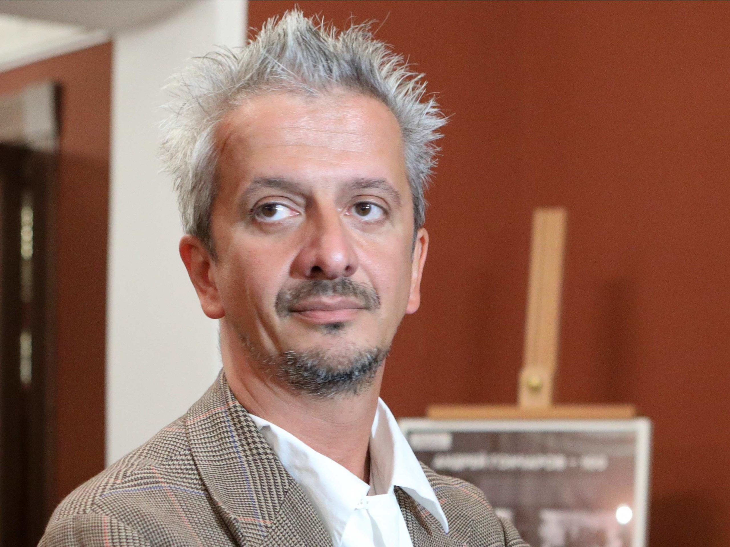 Сбежал от Собчак: Богомолов появился на публике с двумя блондинками