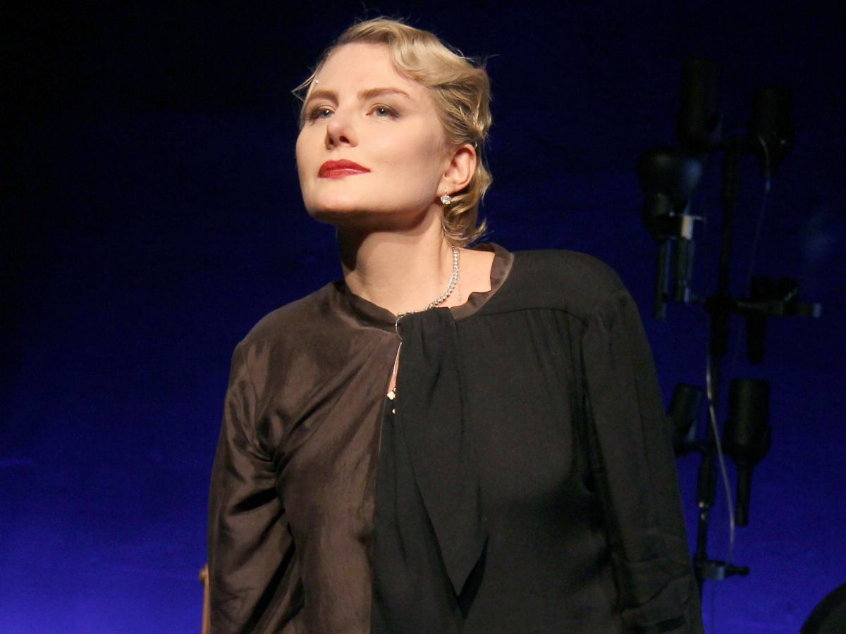 Скукоженные «булочки» и торчащий сосок: сбежавшая из России Литвинова вынуждена оголяться на публике