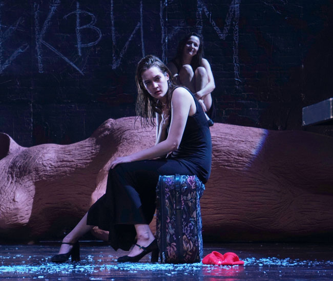 Лиза Янковская в спектакле «Человек из рыбы» театра МХТ им. Чехова