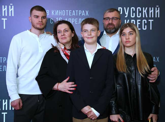 Михаил Пореченков с семьей