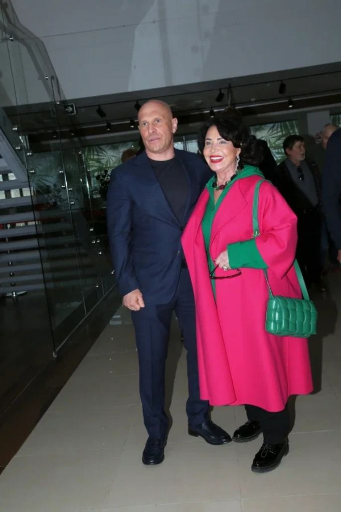 Красотка нарасхват: яркая Бабкина засветилась сразу с двумя кавалерами