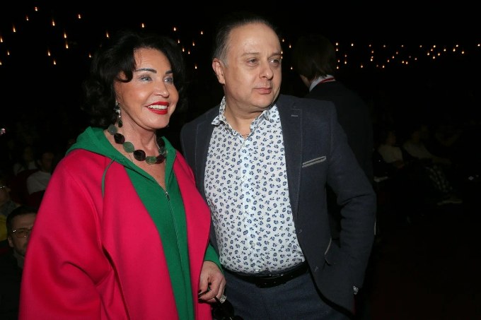 Красотка нарасхват: яркая Бабкина засветилась сразу с двумя кавалерами