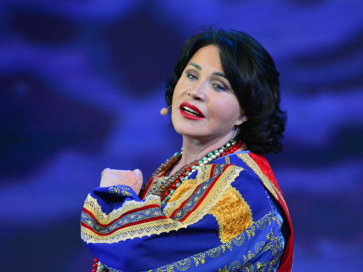 Красотка нарасхват: яркая Бабкина засветилась сразу с двумя кавалерами