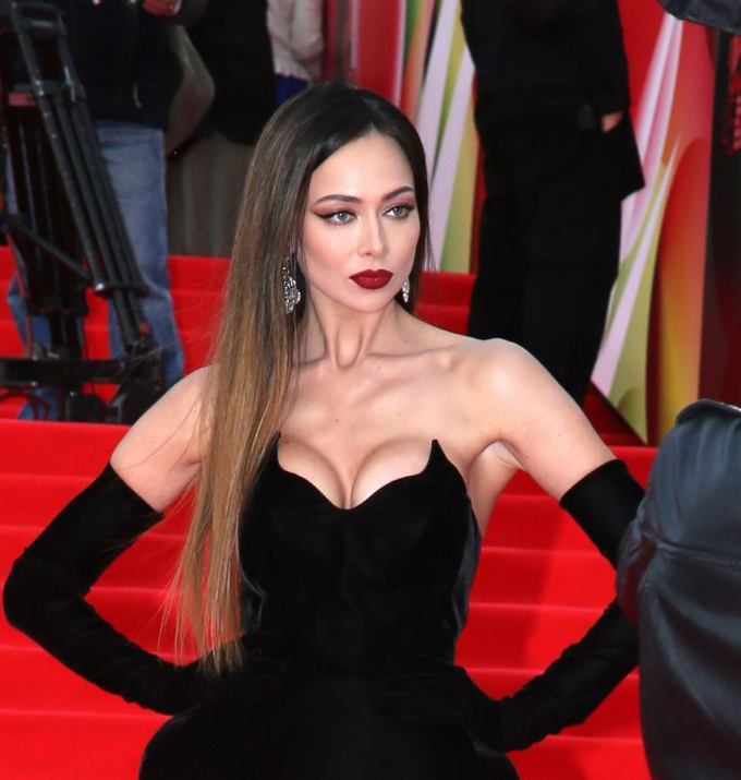 Русская Анджелина Джоли: Самбурская с приплюснутой грудью затмила всех на красной дорожке