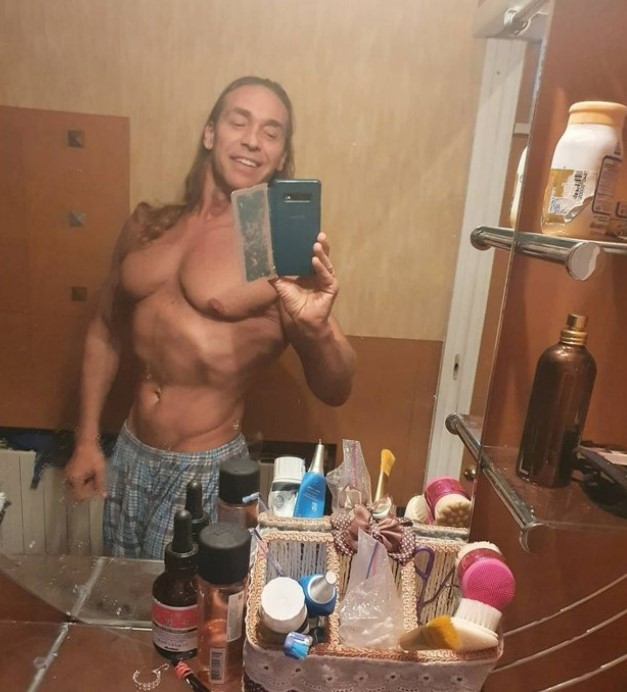 «Как в хлеву»: Тарзан показал невымытый Королевой туалет