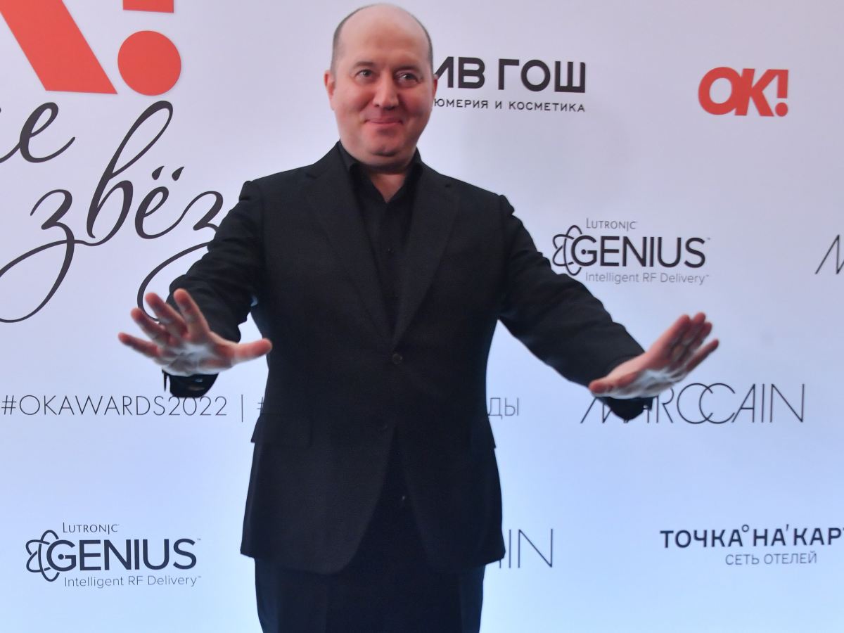 «Муж»: сияющего Бурунова с кольцом на пальце сняли в объятиях известной певицы