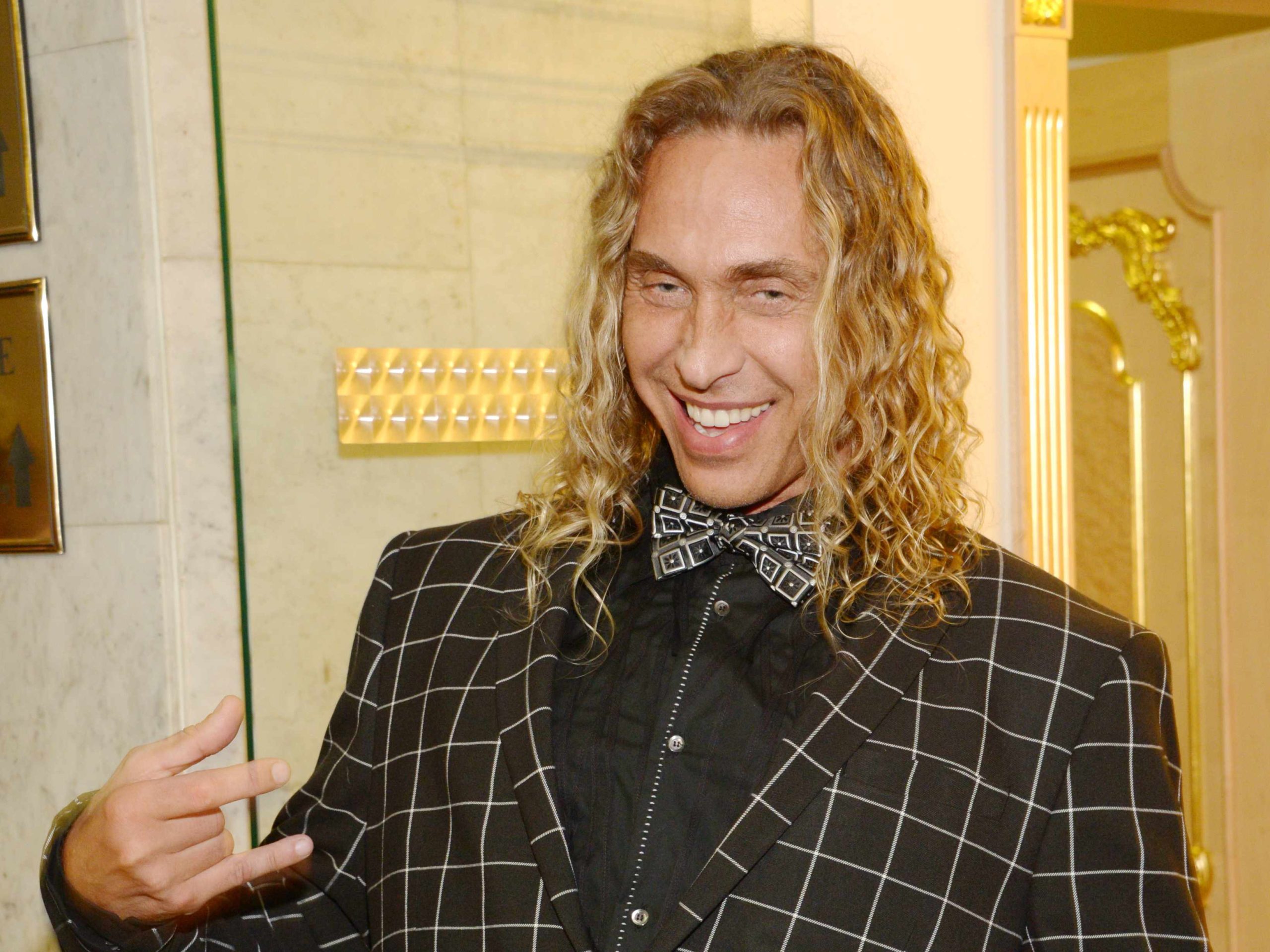 "Как в хлеву": Тарзан показал невымытый Королевой туалет