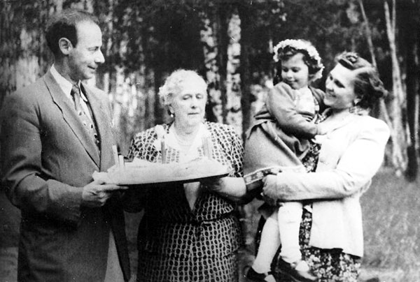 Нина Ивановна с зятем-писателем, дочерью и внучкой, 1953 г.