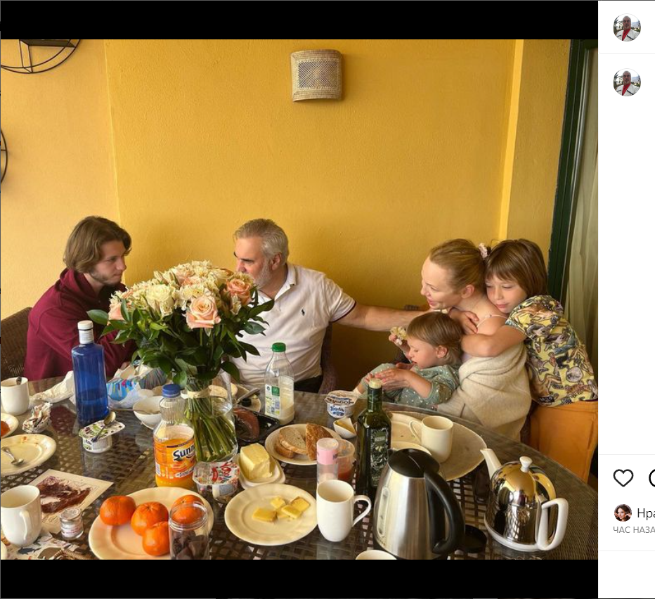 Неряшливый вид и простая еда: Меладзе показал Джанабаеву и детей за накрытым столом