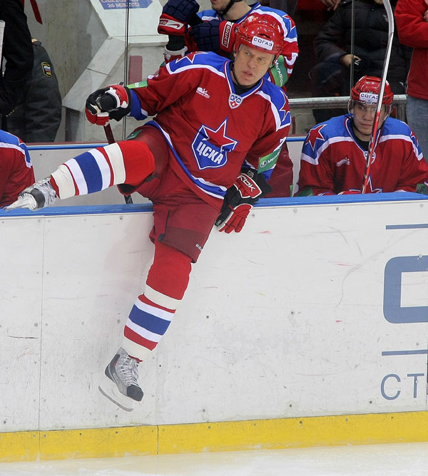 В 2009-м легендарный Вячеслав Фетисов играл за родной ЦСКА против питерского СКА в 51 год и 7 месяцев. Это до сих пор возрастной рекорд в КХЛ