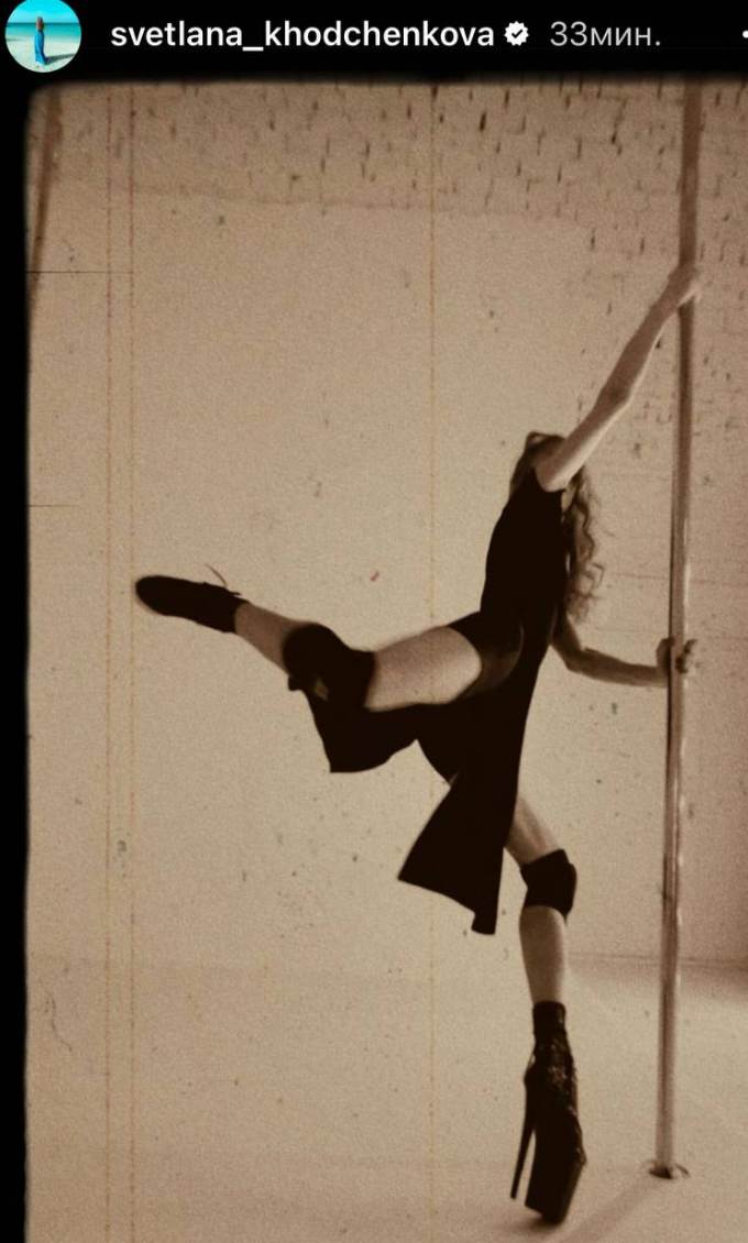 Все черное: задравшая ноги Ходченкова засветила промежность