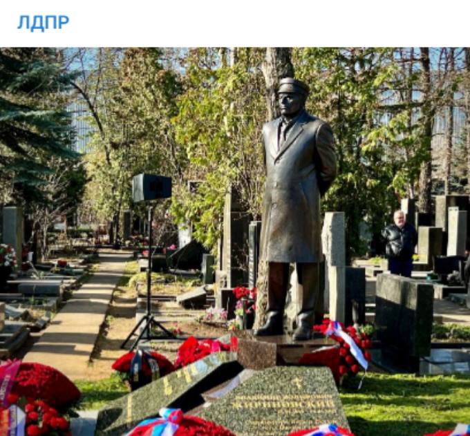 Люди массово несут цветы: на могиле Жириновского установили памятник