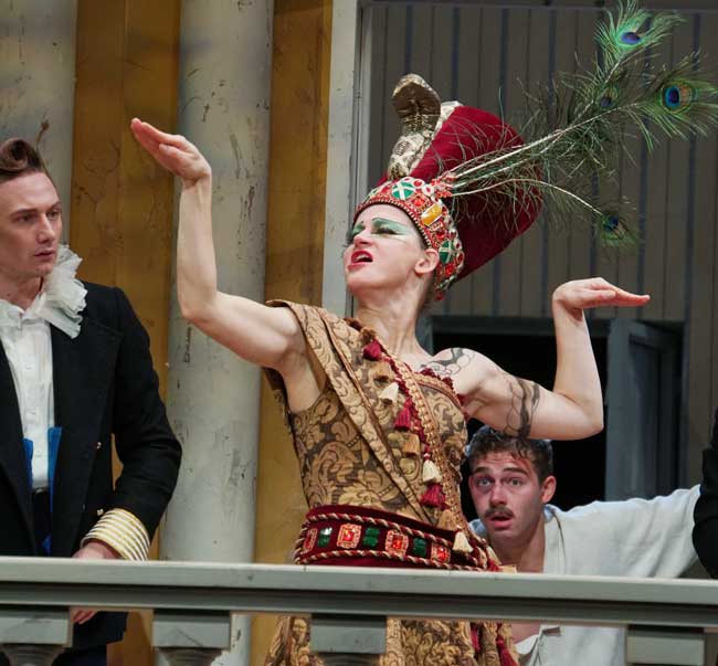 Яна Сексте в спектакле «Ревизор»