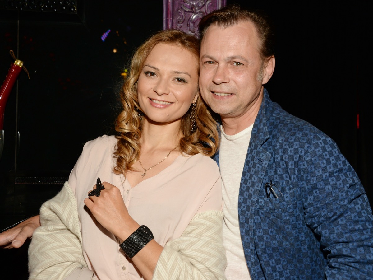 «Это же мой муж, а не дедушка»: у молодой жены Владимира Лёвкина случился нервный срыв