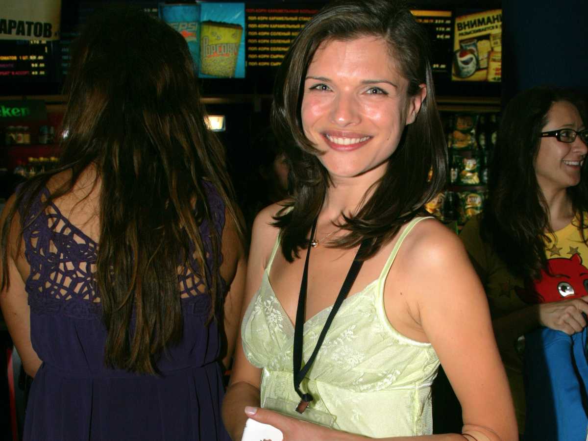 Слухи о разводе, внебрачном ребенке и жизнь за границей звезды сериала «Дорогая Маша Березина»: где пропадала 10 лет Анна Азарова и зачем вернулась в Россию