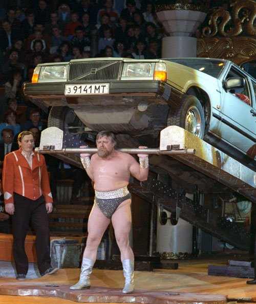 Впервые на арене: Дикуль поднимает автомобиль «Вольво» (1983 г.). Вес вместе с платформой - 2150 кг