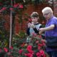 Семь дней на внуков и огород: работающим пенсионерам продлят отпуск