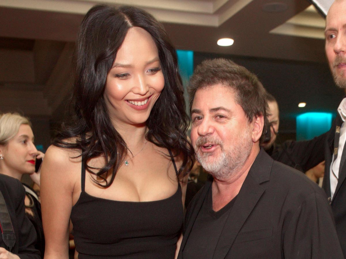 «На одну ложится, второй укрывается»: молодая жена Александра Цекало ужаснула необъятными грудями