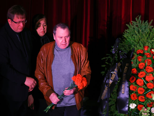 Рыдающие дети и убитые горем коллеги: первые фото прощания с актером Тютрюмовым