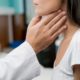 Как вовремя распознать проблемы с щитовидной железой: врач назвал неожиданные признаки