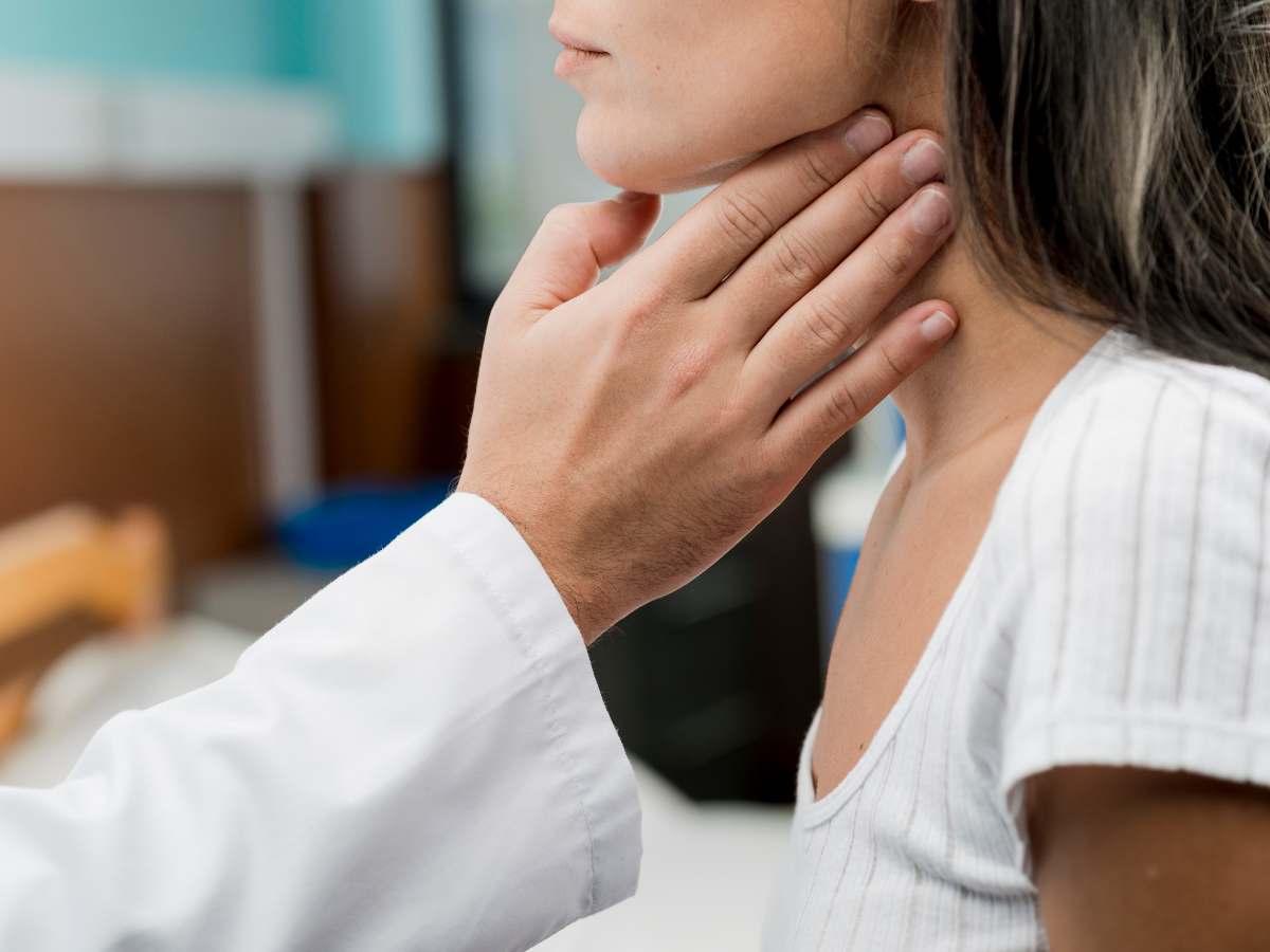 Как вовремя распознать проблемы с щитовидной железой: врач назвал неожиданные признаки