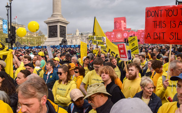 Противники монархии готовились к празднику: наштамповали желтых футболок и транспарантов. За ними пошли тысячи людей, отрекавшихся от короля