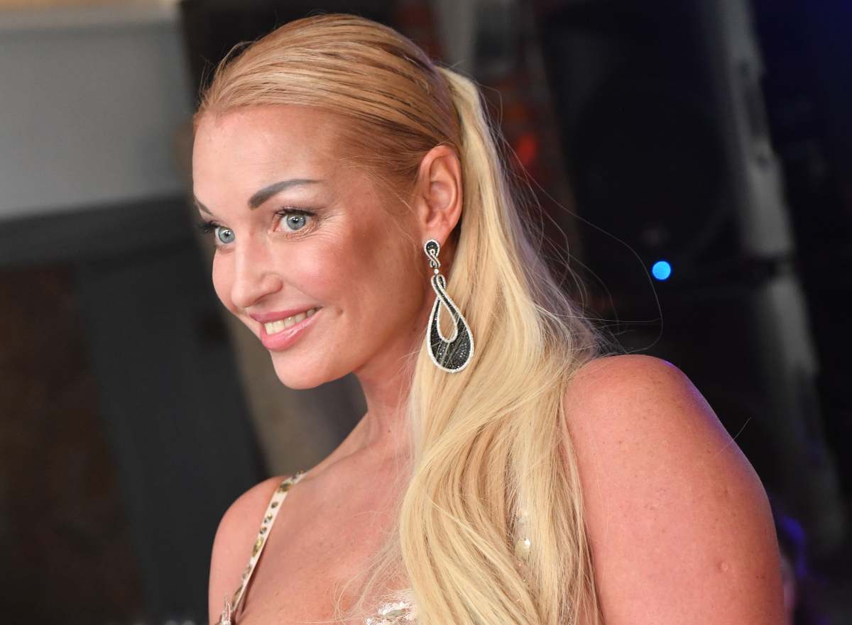 «К разврату готова»: Волочкову с вывалившимся из трусов «вареником» сняли на улице