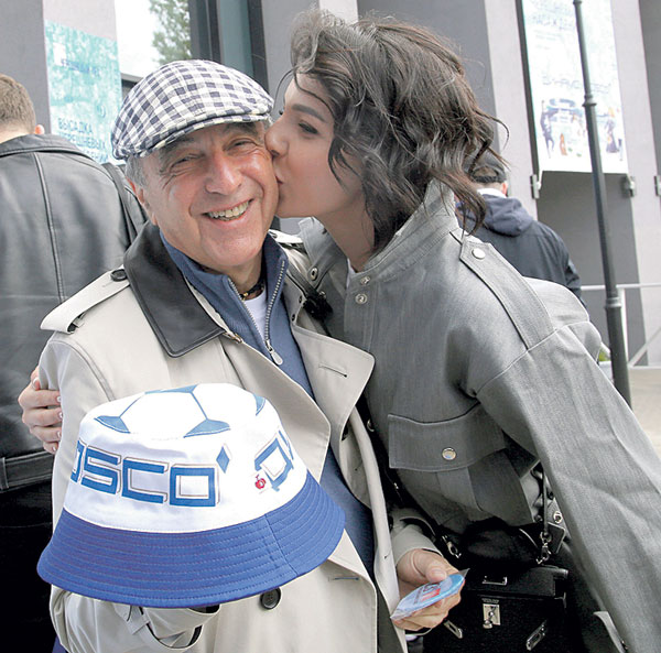 68-летний звездный адвокат Добровинский светится рядом с молоденькой любовницей - юристом Мирой Раппопорт