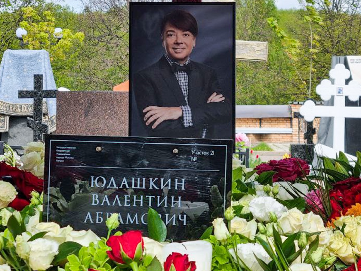 На могиле Юдашкина сразу после похорон заметили странный знак