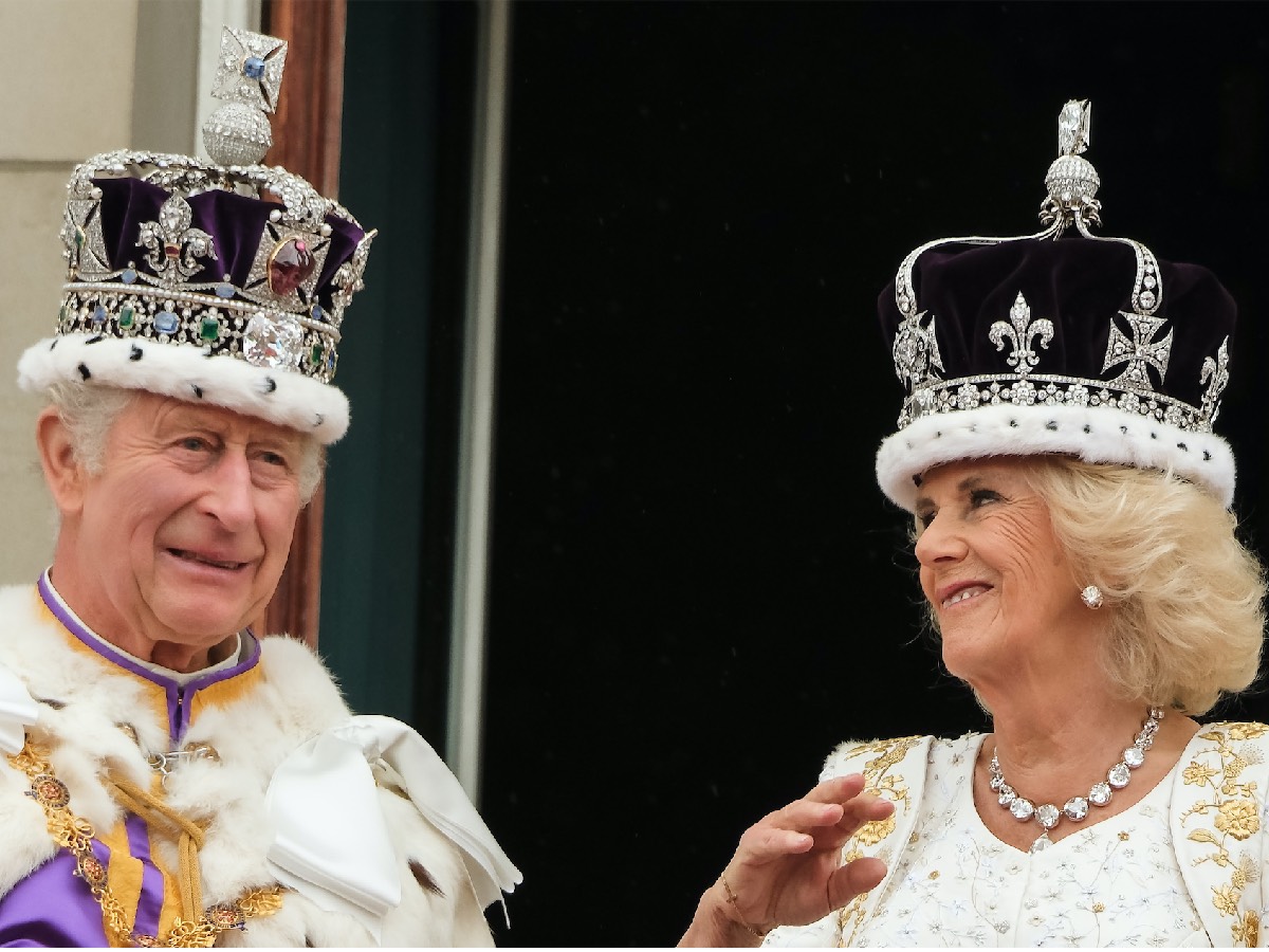 Камилла притащила на коронацию всю свою семью и даже собачку: а внукам Карла мест не досталось