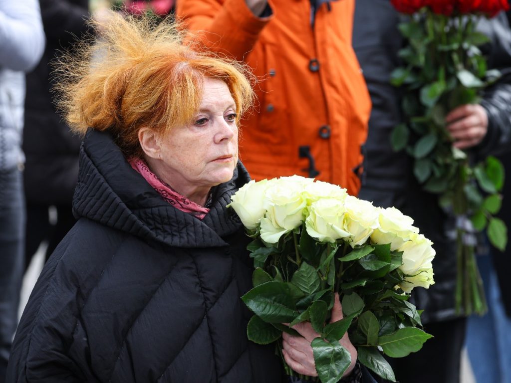 Знаменитости несут охапки роз: первые фото похорон Юдашкина