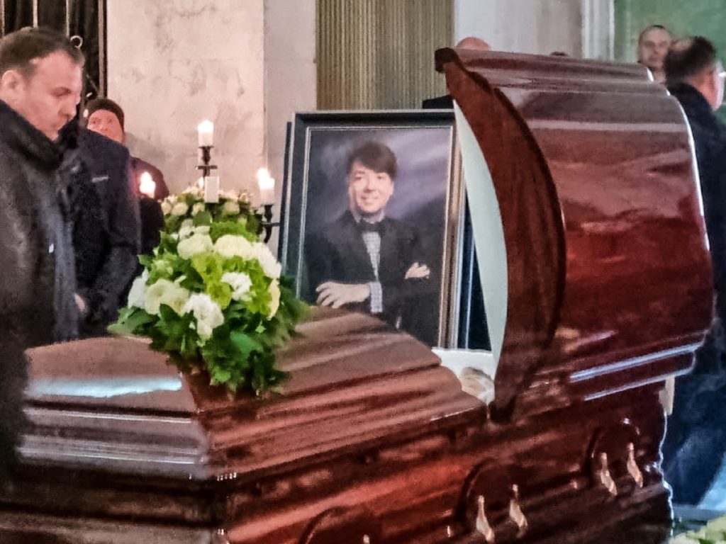 Лежит, словно живой: фото Юдашкина в эксклюзивном гробу