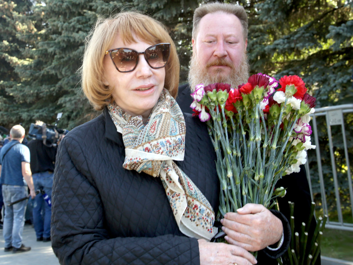 На похороны Сагалаева Прошутинская пришла с попом, ради которого бросила Малкина
