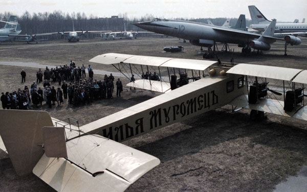 Полноразмерный макет самолета «Илья Муромец», созданный для фильма «Поэма о крыльях» (фото 1985 г.)