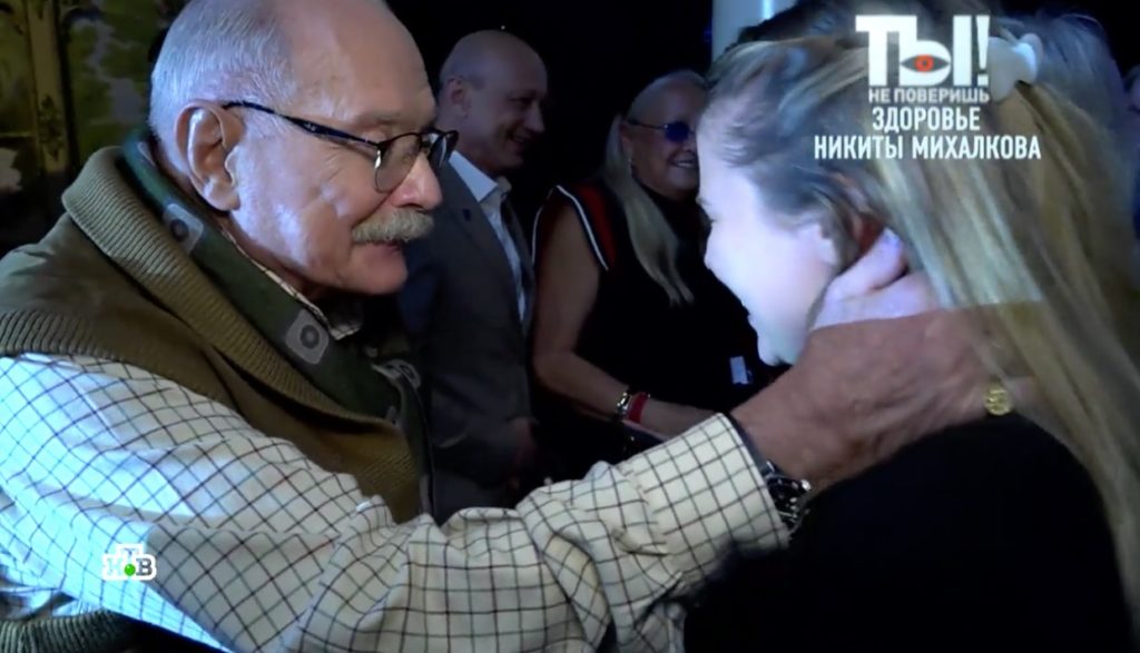 77-летнего Михалкова сняли с молоденькой девушкой: прижимал к себе и называл ангелом 