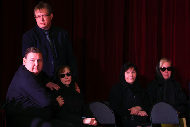 Рыдающие дети и убитые горем коллеги: первые фото прощания с актером Тютрюмовым