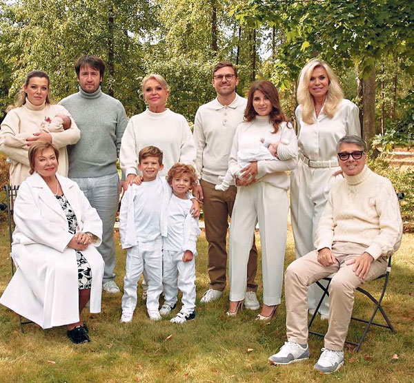 Незадолго до смерти Валентин Абрамович сфотографировался с супругой, дочкой, зятем, внуками, мамой (сидит слева) и другими родственниками