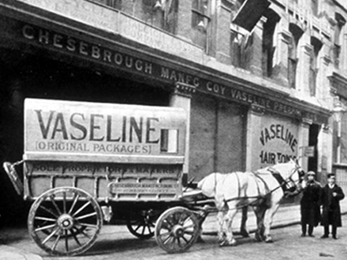 День святого вазелина: верный спутник проктологов и полярников поразил английскую королеву