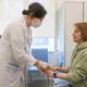 Загрузят по полной: российских медсестер приравняют к врачам