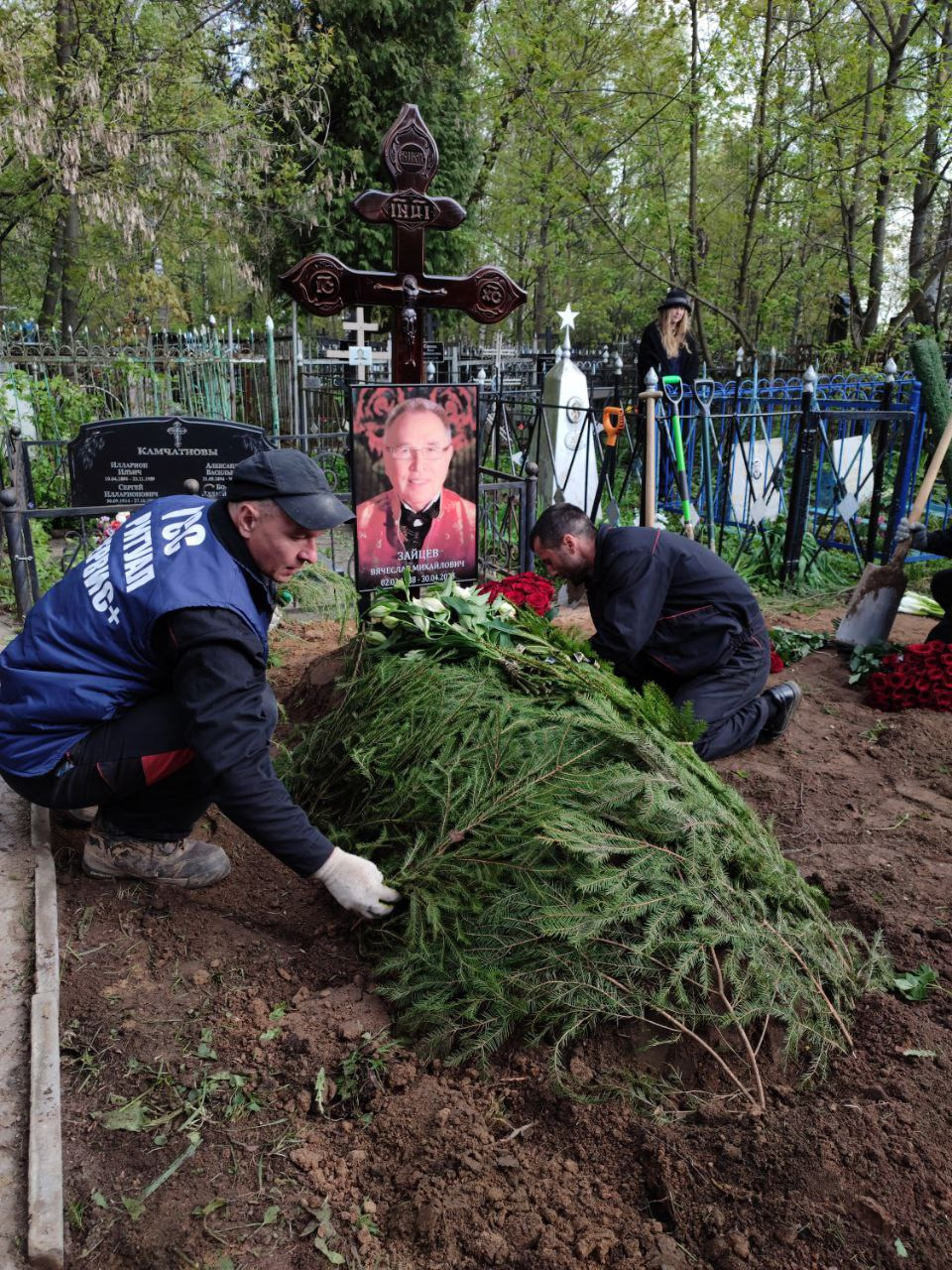 «Закопали на задворках»: как выглядит могила модельера Зайцева, похороненного на сельском кладбище