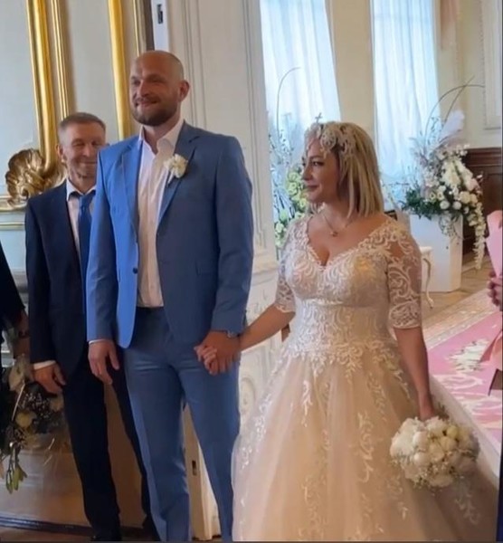 Эксперт о браке Булановой с молодым: «Сказали замереть, и он замер»