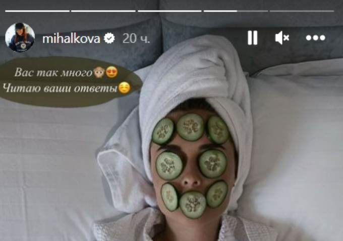 Глаз не видно, волос нет: что стало с красавицей Михалковой из «Уральских пельменей»